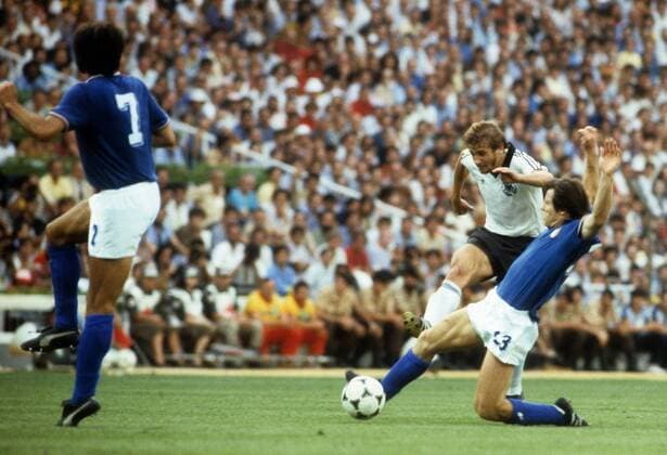 Wolfgang Dremmler (BR Deutschland, Mitte) gegen Gabriele Oriali (Italien) - DEUTSCHSPRACHIGE SPORTZEITSCHRIFTEN UND -ZEITUNGEN NUR NACH RÜCKSPRACHE Fußball Länderspiel Herren WM 1982 Finale, Nationalteam, Nationaltrikot, BRD, Italien - BR Deutschland 3:1 Gruppe Madrid Dynamik,