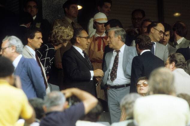 Bundeskanzler Helmut Schmidt (BR Deutschland SPD, Mitte) im Gespräch mit Außenminister Henry Kissinger (USA) - DEUTSCHSPRACHIGE SPORTZEITSCHRIFTEN UND -ZEITUNGEN NUR NACH RÜCKSPRACHE Fußball Länderspiel Herren WM 1982 Finale, Nationalteam, BRD Gruppe Madrid