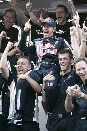 Sebastian Vettel (GER, Red Bull, Mitte) - Sieger des Grand Prix von Japan in Suzuka 2009 - xHOCHxZWEIx xMichaelxKunkelxo0 RedBull, Jubel, Freude