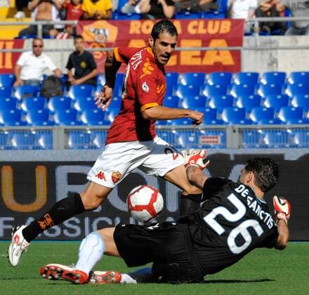 Simone Perrotta (AS Roma, r.) vs Morgan De Sanctis (SSC Neapel) ANDREAXSTACCIOLI