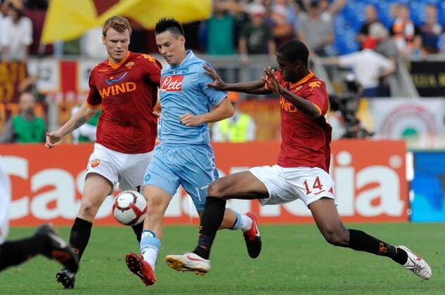 John Arne Riise (AS Roma, l.), Marek Hamsik (SSC Neapel, c.), Ricardo Faty (AS Roma) ANDREAXSTACCIOLI