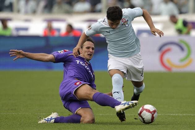 ACF Fiorentina - Lazio Rom - Mauro Zarate (Lazio, re.) gegen Gianluca Comotto (AC Florenz) - 