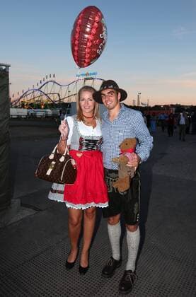 Philipp Lahm (FC Bayern München) mit Freundin Claudia auf dem Oktoberfest o00 Frau