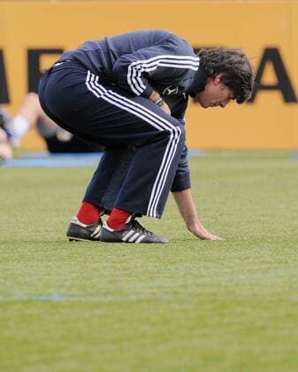 Bundestrainer Joachim Löw (Deutschland) testet den Kunstrasen in Mainz  o0 Trainer, Nationaltrainer, Einzelbild, Freisteller