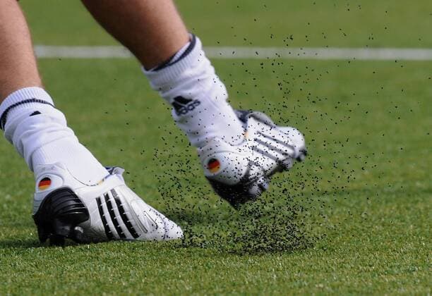 Fußballschuhe von Torwart Rene Adler (Deutschland) mit den deutschen Landesfarben -  o0 Detail, Bein, Schuh, Fußballschuh, Abstoß, Spieler, Fußballspieler, Fußballer Objekt