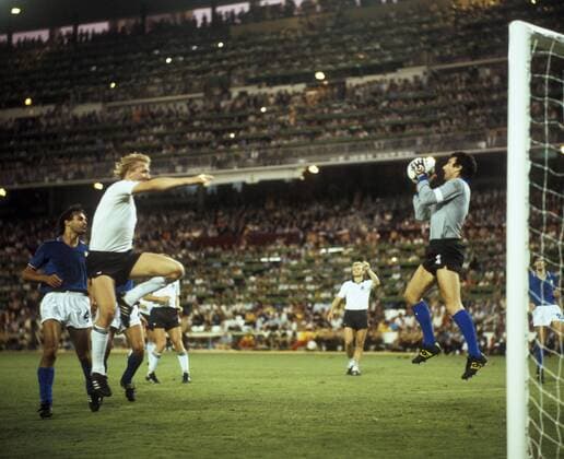 Horst Hrubesch (BR Deutschland, 2.v.li.) gegen Torwart Dino Zoff (Italien) - DEUTSCHSPRACHIGE SPORTZEITSCHRIFTEN UND -ZEITUNGEN NUR NACH RÜCKSPRACHE Fußball Länderspiel Herren WM Finale 1982, Nationalteam, Nationaltrikot, BRD, BR Deutschland - Italien 1:3 Madrid