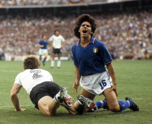 Bruno Conti (Italien, re.) gegen Hans Peter Briegel (BR Deutschland) - DEUTSCHSPRACHIGE SPORTZEITSCHRIFTEN UND -ZEITUNGEN NUR NACH RÜCKSPRACHE Fußball Länderspiel Herren WM Finale 1982, Nationalteam, Nationaltrikot, BRD, BR Deutschland - Italien 1:3 Gruppe Madrid Dynamik,