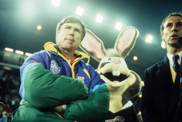 Nationaltrainer Sepp Piontek (Dänemark, li.), Teamchef Franz Beckenbauer (BR Deutschland) und Berni - Maskottchen der EM 1988 - DEUTSCHSPRACHIGE SPORTZEITSCHRIFTEN UND -ZEITUNGEN NUR NACH RÜCKSPRACHE Fußball Länderspiel Herren Freundschaftsspiel 1987, Test Testspiel Nationalteam, Vorschau EM 1988, BRD - Dänemark 1:0 Gruppe Hamburg Nachdenklichkeit,