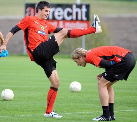 Paul Scharner (L) und Marc Janko (AUT) beim Aufwärmen. 