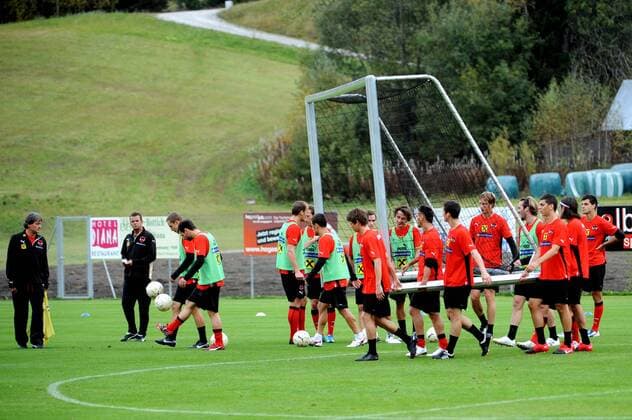 Bild zeigt v.li.: Nationaltrainer Dietmar Constantini, Co-Trainer Manfred Zsak (AUT) und die Mannschaft.  o0 Totale