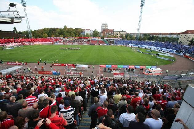 Volles Kurt Wabbel Stadion - Heimspielstätte des Halleschen FC o0 Totale, Stadion, Fußballstadion, innen, Innenansicht, Fan, Zuschauer