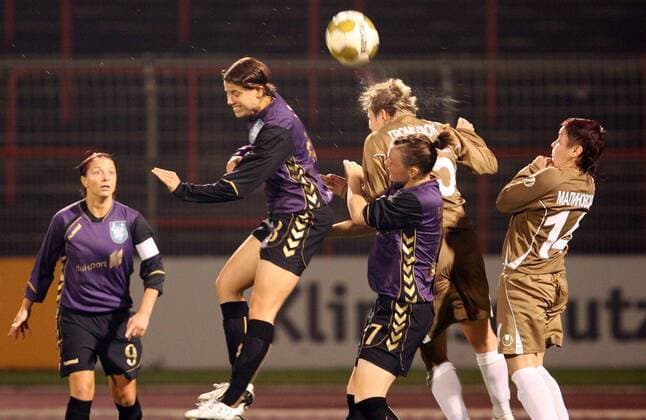 FCR 01 Duisburg - Universitet Vitebsk: Anike Krahn (Duisburg, 2.v.l.) im Kopfballduell gegen Anna Gromolyuk (Vitebsk, 2.v.r.). Inka Grings (Duisburg, links) beobachtet die Szene, rechts Zoya Malinouskaya (Vitebsk), vorne Marina Hegering (Duisburg). o0 EC 1, Aktion