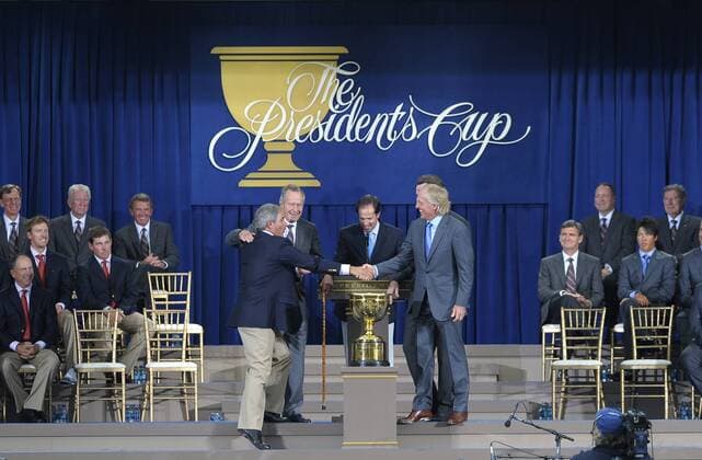 United States team captain Fred Couples (USA, L) shakes hands with the International team captain Greg Norman (Australien, re.) , as former U.S. President George H.W. Bush (USA, 2nd-L) watches, during the opening ceremony of The Presidents Cup in San Francisco, California -  SFP20091007322 o0 o0 Totale Schriftzug people Politik o00 President s