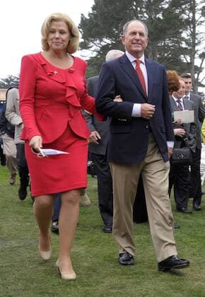 United States team Captains Assistant Jay Haas (USA) walks with his wife Janice during the opening ceremony of The Presidents Cup in San Francisco, California -  SFP20091007335 o0 Partnerin, Frau, Ehefrau Familie privat o00 President s