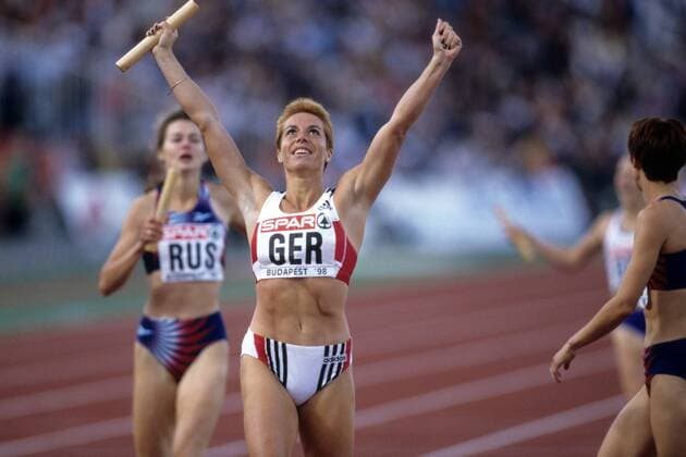 Grit Breuer (Deutschland) führt die 4x400m Staffel der EM 1998 in Budapest als Schlussläufeirn zum Sieg Leichtathletik EM Damen EM 1998, Nationaltrikot Einzelbild Budapest Freude, Begeisterung,