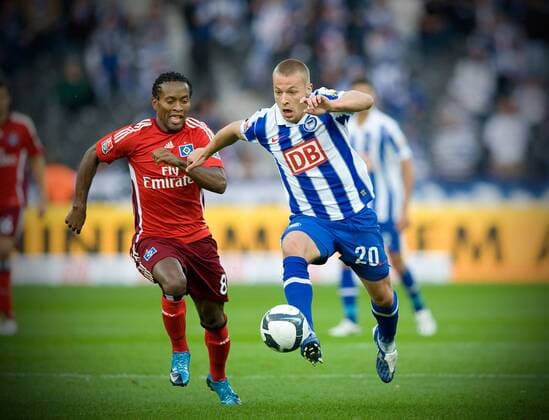 Patrick EBERT (Hertha, r) gegen Ze ROBERTO (HSV). o0 BSC Berlin, Hamburger SV, Hamburg