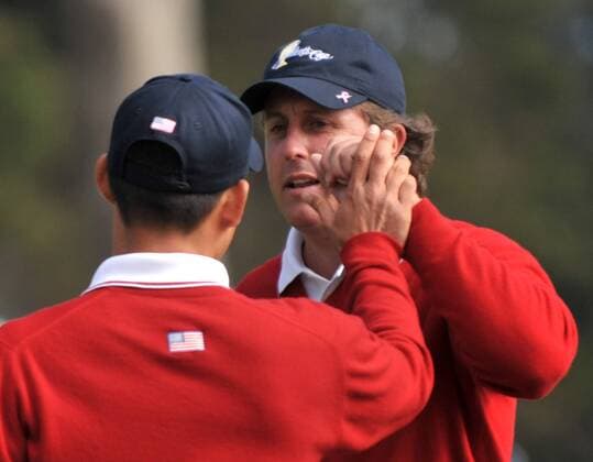 United States team member Phil Mickelson (R) celebrates with teammate Anthony Kim (USA) during the first round of The Presidents Cup  SFP20091008304 o0 Jubel, Freude o00 The President s
