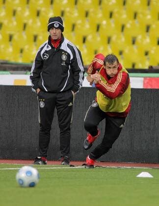German National Teamâ€™s Head Coach Joachim LÃ¶w (L) and Miroslav Klose appear at a training session  RE0BFFAC o00 Bundestrainer, Nationaltrainer