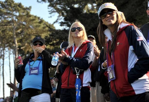 Elin Nordegren (C), the wife of United States team member Tiger Woods, watches gold action with the wives of other players during the second round of The Presidents Cup at Harding Park Golf Course in San Francisco, California on October 9, 2009.  SFP20091009323 o0 USA, Eldrick, Partnerin, Frau, Ehefrau, Familie, privat o00 The President s