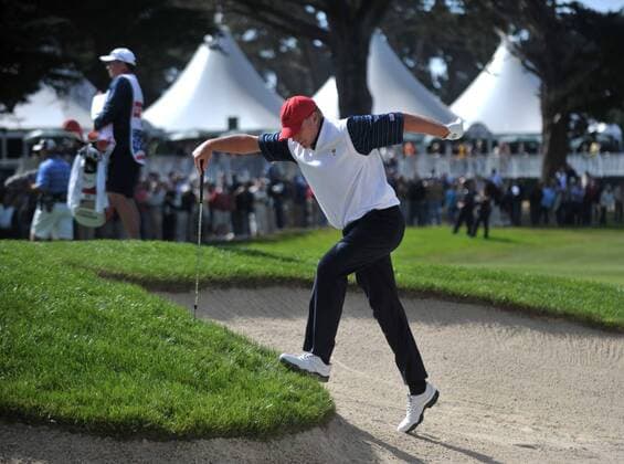United States team member Steve Stricker climbs out of a bunker on the 1st fairway during the second round of The Presidents Cup at Harding Park Golf Course in San Francisco, California on October 9, 2009.  SFP20091009331 o0 USA, o00 The President s