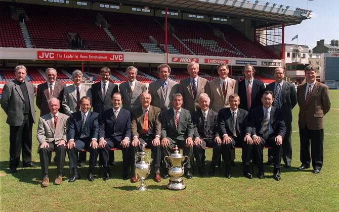 Fußball, Trainerhistorie, FC Arsenal Arsenal FC London Double winning 1971 team REUNION group. Back row : L to R. John Radford,Steve Burtenshaw (trainer),Peter Marinello,Peter Simpson,Jon Sammels,Geoff Barnett,Bob Wilson,John Roberts,Charlie George,David Court,Pat Rice. Front Row : (trainer), Bob McNab,George Graham,Don Howe,Frank McLintock,George Armstrong,Sammy Nelson,Ray Kennedy. o0 Aufnahmedatum geschätzt o0 Objekte Pokal Trophäe o0 Totale