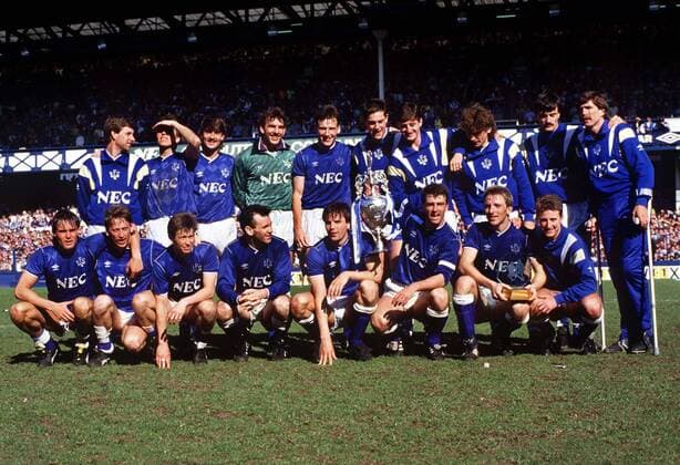 Everton FC Championship team 1986 87. Kevin Ratcliffe (Captain) lifts the league Championship trophy. . 9 5 87. .  o0 englischer Meister englische Meisterschaft Sieg Siegerfoto Freude o0 Objekte Pokal Trophäe o0 Totale