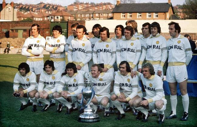 Leeds United with the Division 1 Trophy, 1973 4.(from top left) Paul Madeley, Eddie Gray, David Stewart, Paul Reaney, Trevor Cherry, Norman Hunter, Mick Jones, Gordon McQueen (hidden), Mick Bates, Frank Gray, Peter Lorimer, Billy Bremner, Terry Cooper, Terry Yorath, David Harvey, Allan Clarke, Roy Ellam. o0 englischer Meister englische Meisterschaft Sieg o0 Objekte Pokal Trophäe o0 Totale