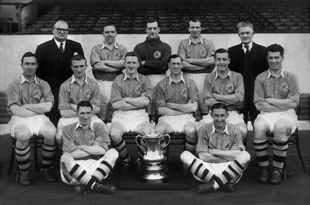 Fußball, Trainerhistorie, FC Arsenal Arsenal FC London football Club Team Group 1950 FA Cup Winners Back row : L to R. Tom Whittaker (coach),Lawrie Scott,George Swindin,Walley Barnes,William Milne (trainer). Front row : Dennis Compton,Peter Goring,Alex Forbes,Joe Mercer,Reg Lewis,Leslie Compton. Ground : Jimmy Logie, Trophy,Freddie Cox. . o0 Pokal Objekte Trophäe Sieg Englischer Pokal Pokalsieger Pokalsieg o0 Aufnahmedatum geschätzt o0 Totale