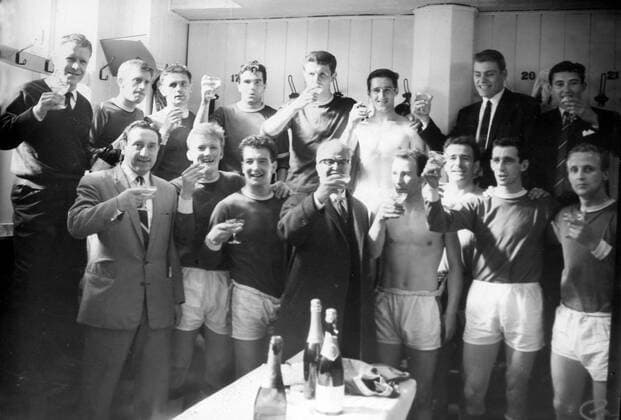 Harry Catterick (left) and Chairman,John Moores (Centre), celebrate winning the first Division League Championship title . Everton FC. 11 5 1963.  o0 Jubel Freude Meister englischer englische Meisterschaft o0 Kabinenfeier Kabine Meisterfeier Feier Umkleide o0 Totale