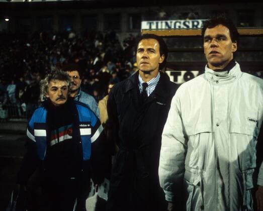 Co Trainer Holger Osieck (re.), Teamchef Franz Beckenbauer (Mitte) und Masseur Adolf Katzenmeier (alle BR Deutschland) - DEUTSCHSPRACHIGE SPORTZEITSCHRIFTEN UND -ZEITUNGEN NUR NACH RÜCKSPRACHE Fußball Länderspiel Herren Freundschaftsspiel 1987, Test, Testspiel, Nationalteam BRD Gruppe Budapest
