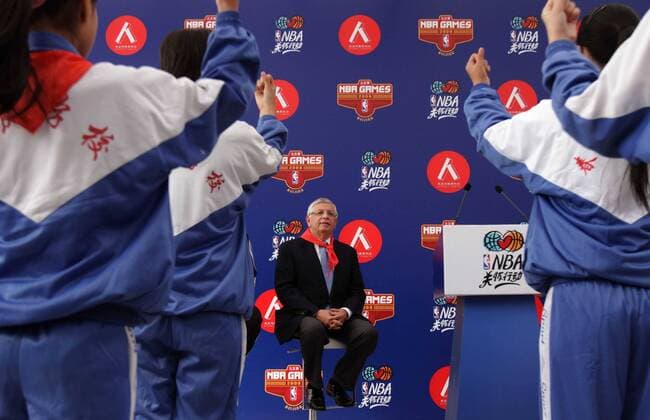 NBA commissioner David J. Stern(C) watches students performances in a primary school for rural migrant workers children during the NBA Cares Program in Beijing,. Players of NBA team Denver Nuggets visit the school to attend a ribbon-cutting ceremony of the newly-refurbished basketball pitch funded by NBA and join the students for sports exercises.  o0 Asien Asienreise China Funktionär