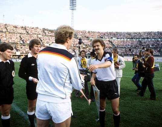 Herbert Prohaska (Österreich, re.) und Karl Heinz Rummenigge (BR Deutschland) - Wimpelaustausch - DEUTSCHSPRACHIGE SPORTZEITSCHRIFTEN UND -ZEITUNGEN NUR NACH RÜCKSPRACHE Fußball Länderspiel Herren EM Qualifikation 1983, Nationalteam, Nationaltrikot, BRD, Österreich - BR Deutschland 0:0 Gruppe Wien
