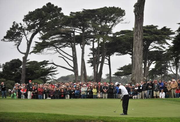 International team member Mike Weir (Canada) putts on the 13th green during the third round of The Presidents Cup at Harding Park Golf Course in San Francisco.  SFP20091010329 o0 Totale Fan o00 Sportstätte Golfplatz USA