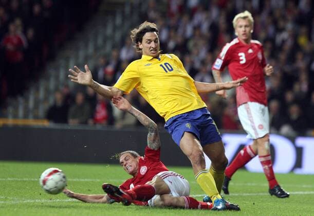 Daniel Agger (Dänemark, l.) und Zlatan Ibrahimovic (SWE) KP031002  o00 Aufmacher