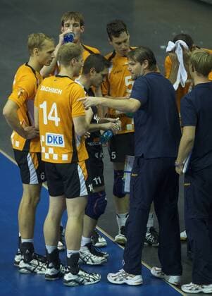 Trainer Andrej URNAUT (SCC Berlin, 2.v.re.) gibt Anweisungen in der Auszeit o0 SC Charlottenburg