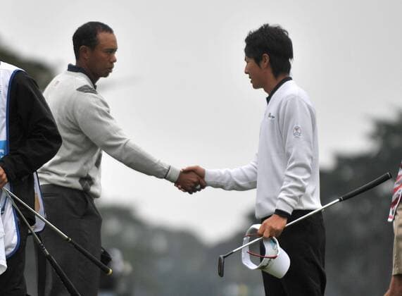 Ryo Ishikawa (Japan, re.) mit Tiger Woods (USA).  SFP20091010335 o0 Eldrick