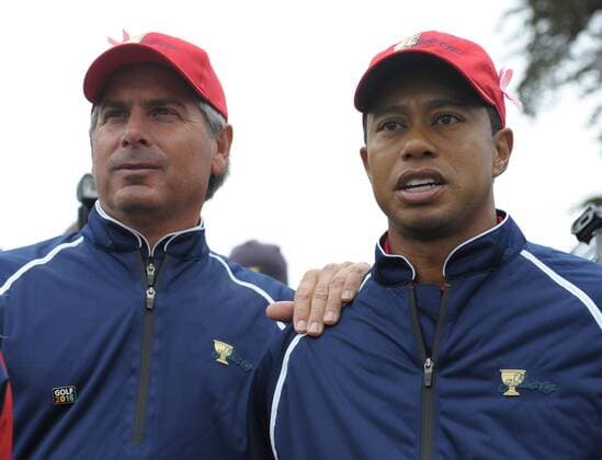 United States team captain Fred Couples (L) stands with Tiger Woods (USA) -  SFP20091011324 o0 Eldrick o00 Porträt o00 President s