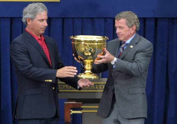 United States team captain Fred Couples (L) is presented the Presidents Cup trophy by PGA of America President Brian Whitcomb (USA) -  SFP20091011340 o0 Sieg, Sieger, Jubel, Freude, Pokal, Trophäe, Siegerehrung o00 Objekte o00 President s