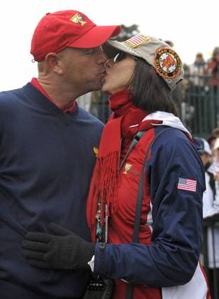 United States team member Stewart Cink (USA) kisses his wife Lisa after the United States team won the 2009 Presidents Cup -  SFP20091011344 o0 Sieg, Sieger, Jubel, Freude, Partnerin, Frau, Ehefrau, Familie, privat o00 President s