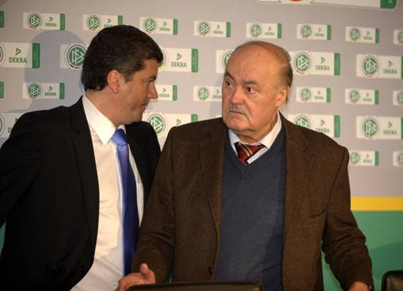 Fussball Bundesliga und DFB, Dritter Runder Tisch zu Schiedsrichterfragen in München beim Bayerischen Fußball Verband, DFB Vorsitzender Schiedsrichterausschuss Volker Roth (re) und Schiedsrichter Herbert Fandel (li). o0 Funktionär o00 Diskussion, Sitzung, Treffen, Konferenz