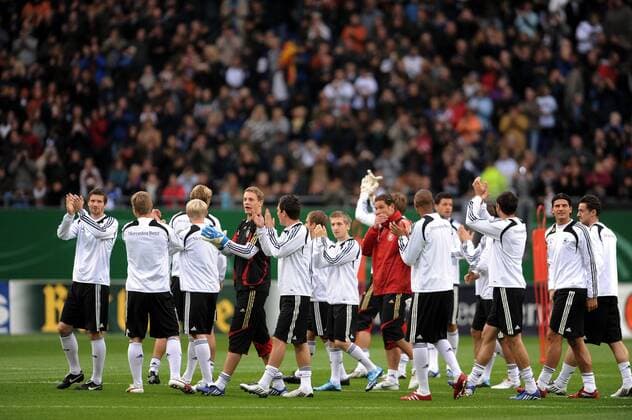 Die Deutschen Nationalspieler begrüssen die Anhänger o0 Totale