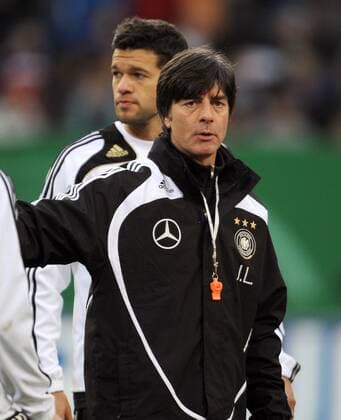Bundestrainer Joachim Löw (vorn), dahinter Michael Ballack (Deutschland) o0 Trainer, Nationaltrainer