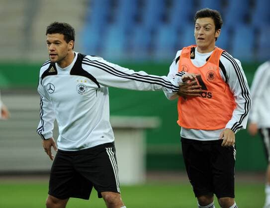 Michael Ballack (li.) und Mesut Özil (beide Deutschland) o0 Hamburg Hamburg