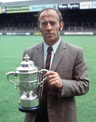 Fußball, Trainerhistorie Norwich City von 1905 bis heute Ron Saunders (Norwich City Coach) with the trophy. Norwich City Division Two Champions 1971 72. .  o00 Trophäe Objekte Sieg Aufstueg Aufsteiger 1972 Aufmacher