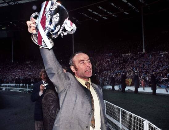 Fußball, Trainerhistorie, Aston Villa Ron Saunders (Aston Villa Coach) displays the League Cup trophy . League Cup Final  o00 Trophäe Objekte Finale