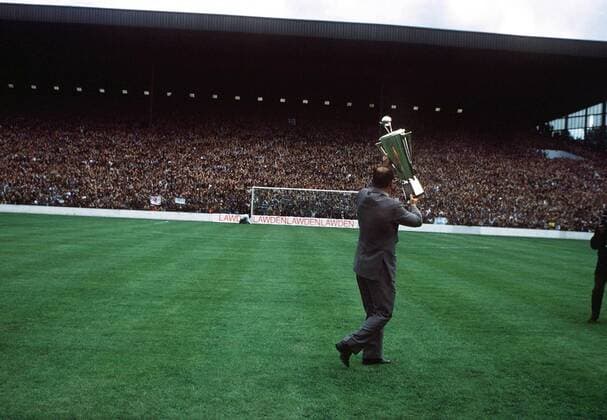 Fußball, Trainerhistorie, Aston Villa Ron Saunders (Aston Villa Coach) shows off his Bells Coach of the Year trophy.  o00 Trophäe Objekte