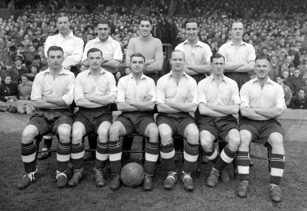 England X1 team Back row : L to R. Goslin,Bacuzzi,George Marks,Dennis Compton,Stan Cullis. Front row : Stanley Matthews,Hagan,Eddie Hapgood,Welsh,Joe Mercer,Edelston.M. .  o0 Totale o0 Vsw