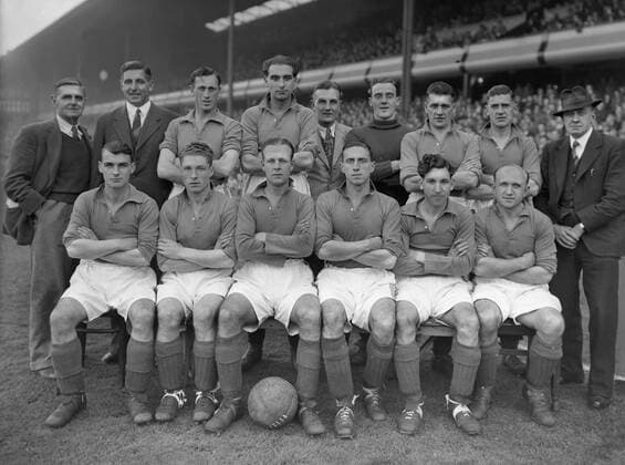 Fußball, Trainerhistorie, Aston Villa Everton FC team group Back row : L to R. T.Cook (trainer),J.Thomson,Joe Mercer,T.G.Jones,S.Bentham,Burnett,Jackson,Watson,T.Kelly (Secretary). Front : J.McIlhatton,Livingstone,Greenhalgh,Harry Catterick,Wally Fielding,Boyes. Aston Villa v Everton. o0 Totale o0 Vsw