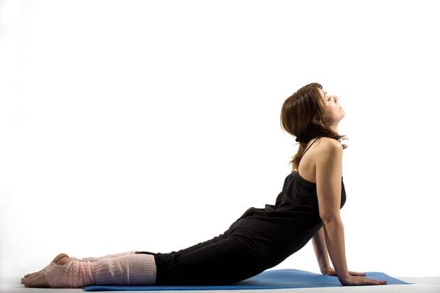 Frau bei einer Yogaübung - MODEL RELEASED -  o0 Kobra o00 weiblich Freizeitsportler Fitness Fitnesstraining Gymnastik Gymnastikübung