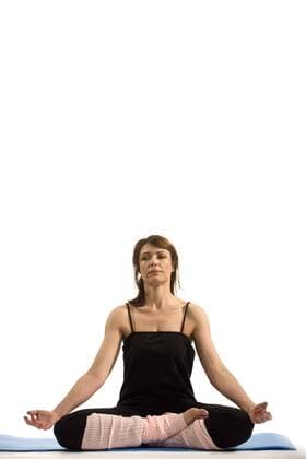 Frau bei einer Yogaübung - MODEL RELEASED -  o0 Meditation, Mantra, Schneidersitz